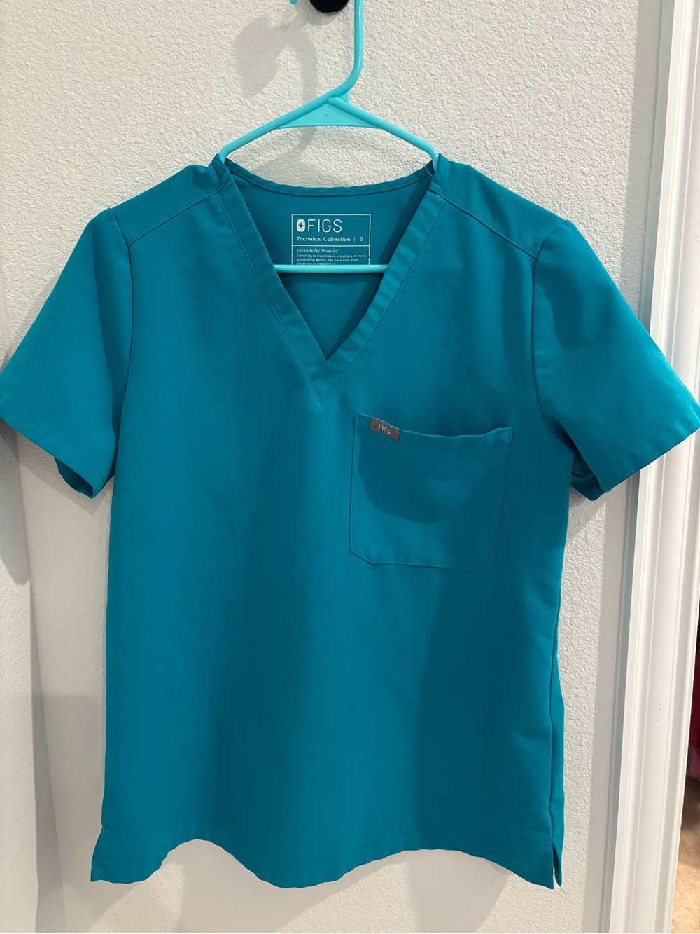 FIGS Women’s Teal Catarina One Pocket Scrub Top Size Small